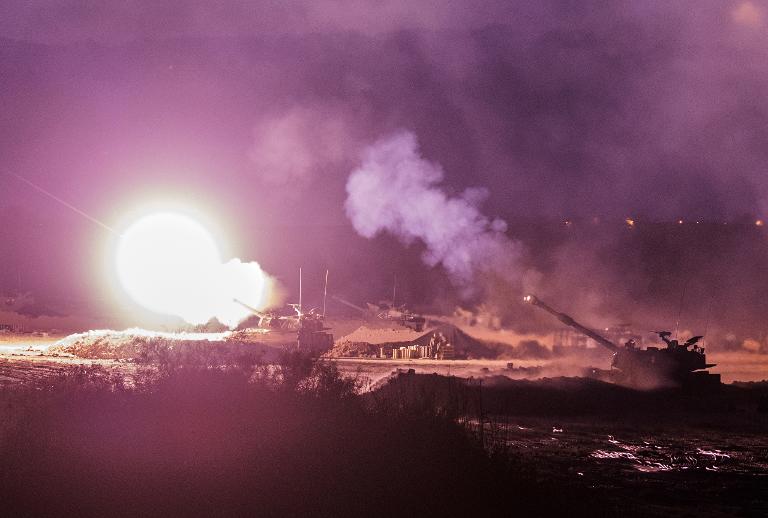 Những khẩu pháo 155mm Israel nã về phía Dải Gaza từ vị trí gần biên giới của Israel với Dải Gaza