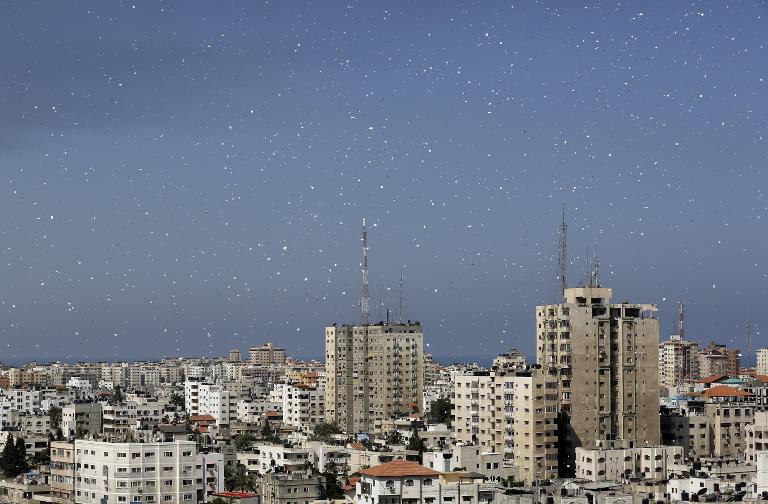 Tờ rơi của quân đội Israel kêu gọi người dân sơ tán được rải khắp thành phố Gaza