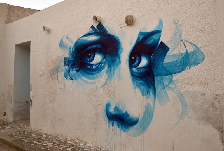 Bức vẽ Graffiti trên bức tường của một ngôi nhà cũ ở đảo Tunisia Djerba, Thổ Nhĩ Kỳ