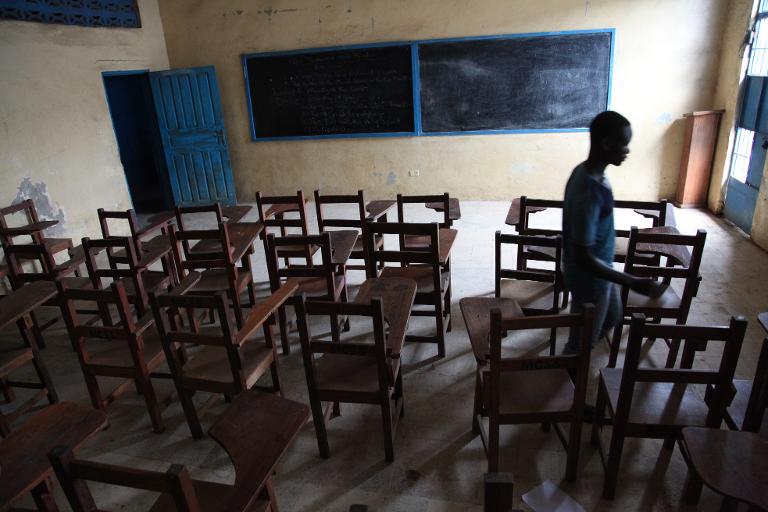 Một cậu bé và phòng học trống rỗng, trong một trường học ở Monrovia đã bị đóng bởi chính phủ Liberia trước sự lan truyền của virust ebola