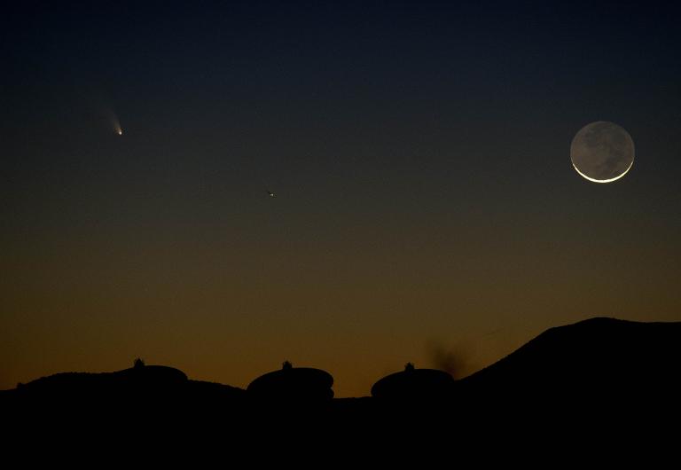 Ảnh chụp mặt trăng lưỡi liềm và sao chổi PanSTARRS đang bay qua bầu trời phía trên những chiếc kính thiên văn ở Magdalena, New Mexico