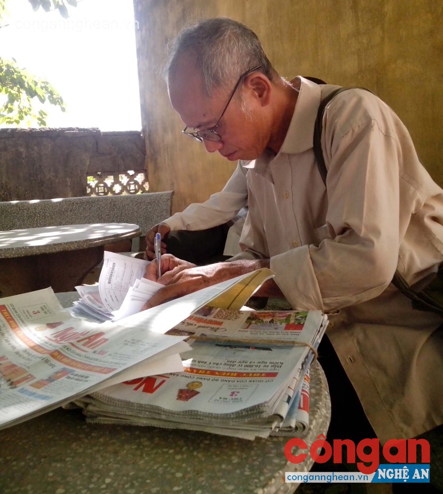  Bưu tá Nguyễn Văn Hùng chuẩn bị báo, tạp chí trước giờ phát cho khách hàng
