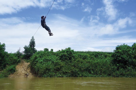 Hàng trăm người dân xã Hòa Lê hằng ngày vẫn phải mạo hiểm qua sông như thế này.