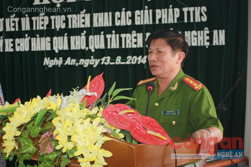 Đồng chí Đại tá Lữ Văn Tường- Phó Giám đốc Công an tỉnh phát biểu tại hội nghị