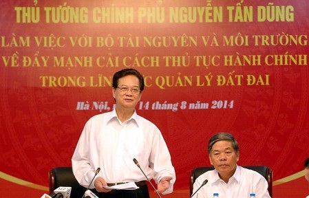 Thủ tướng Nguyễn Tấn Dũng làm việc với Bộ Tài nguyên và Môi trường về đẩy mạnh cải cách hành chính trong lĩnh vực quản lý đất đai. 