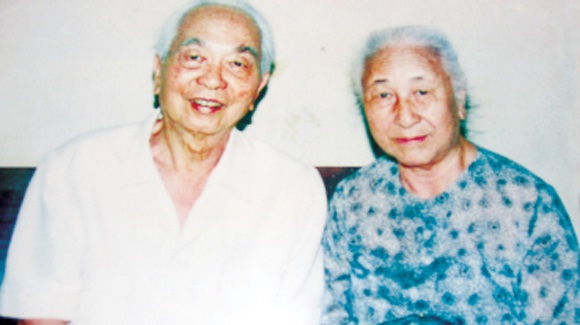 Đại tướng Võ Nguyên Giáp chụp ảnh kỷ niệm với bà Trần Thị Hoa tại nhà riêng của bà ở 8b Ngọc Hà