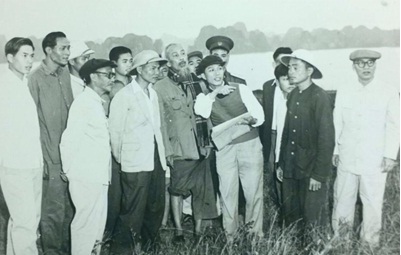 Chủ tịch Hồ Chí Minh thăm và nói chuyện với đồng bào đảo Cô Tô (Quảng Ninh), 5/1961. Ảnh: ditichhochiminhphuchutich.gov.vn