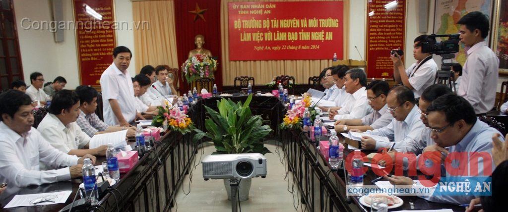 Đồng chí Nguyễn Xuân Đường, Chủ tịch UBND tỉnh Nghệ An phát biểu tại buổi làm việc với Bộ Tài nguyên và Môi trường