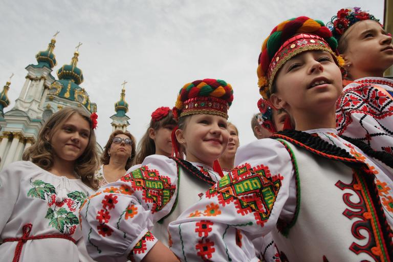 Trẻ em mặc quần áo truyền thống Ukraina tham gia cuộc diễu hành trong lễ kỷ niệm lần thứ 23 ngày độc lập của Ukraine tại Kiev