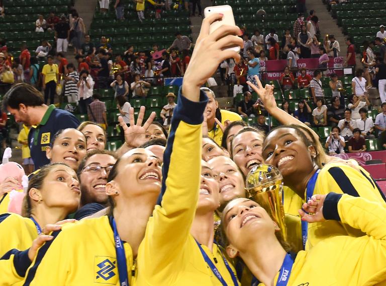 Tuyển bóng chuyền nữ Brazil chụp ảnh 'tự sướng' sau khi nhận chức vô địch tại giải bóng chuyền World Grand Prix 2014 tại Tokyo