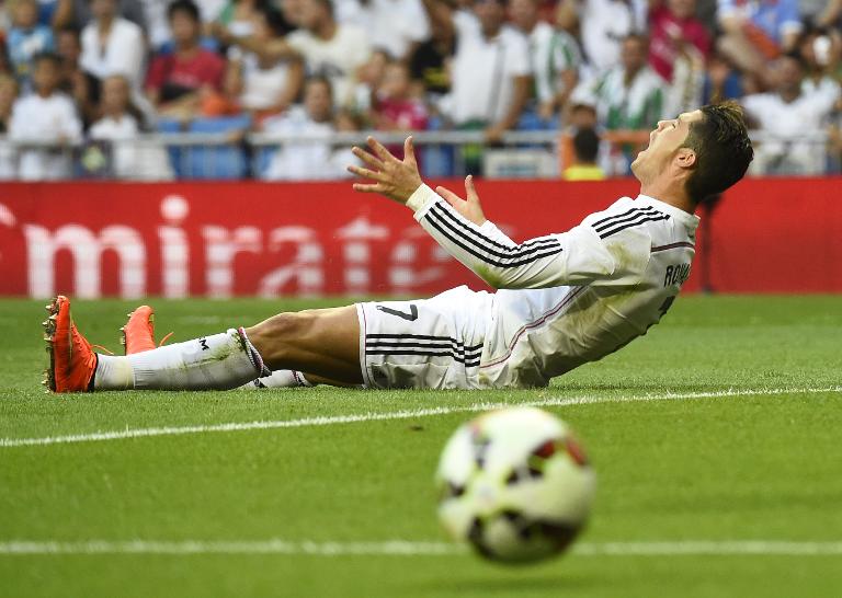 Phản ứng của cầu thủ Cristiano Ronaldo sau khi bị cầu thủ của Cordoba CF phạm lỗi trọng trận đấu tại sân vận động Santiago Bernabeu ở Madrid