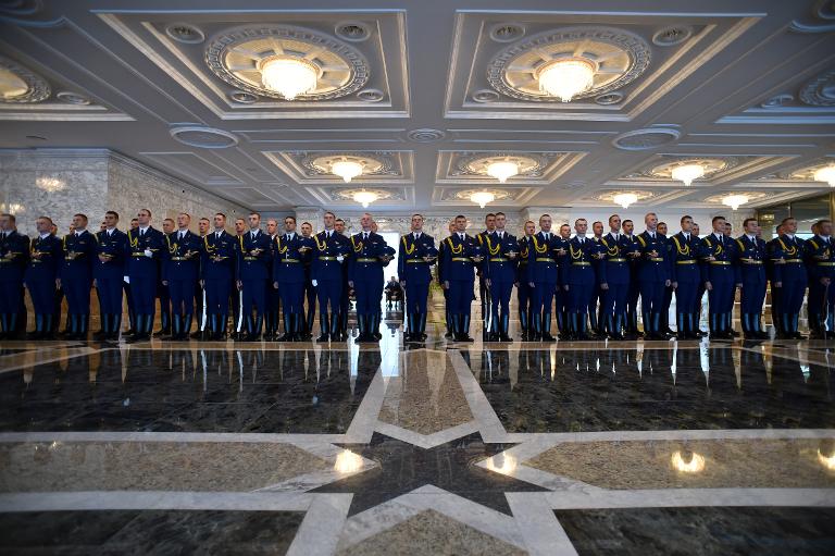 Đội danh dự Belarus chờ đợi trước khi hội nghị thượng đỉnh giữa Tổng thống Nga Vladimir Putin và Tổng thống Ukraina ông Petro Poroshenko bắt đầu