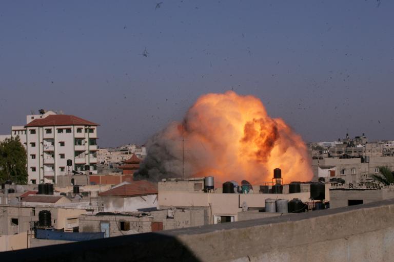 Quả cầu lửa bùng lên từ ngôi nhà của người đứng đầu Thánh chiến Hồi giáo, Nafez Azzam, khi trúng tên lửa trong cuộc tân công của Israel tại Gaza