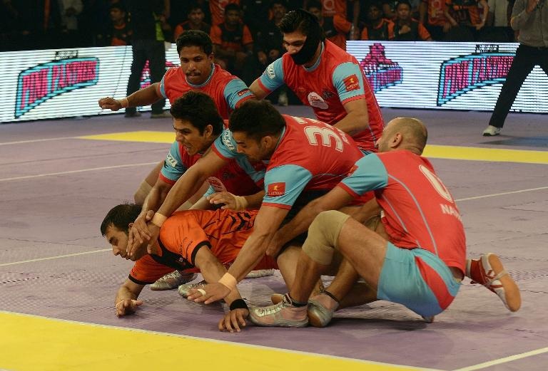Các vận động viên trong một trận đấu thuộc giải Kabaddi ở Mumbai, Ấn Độ