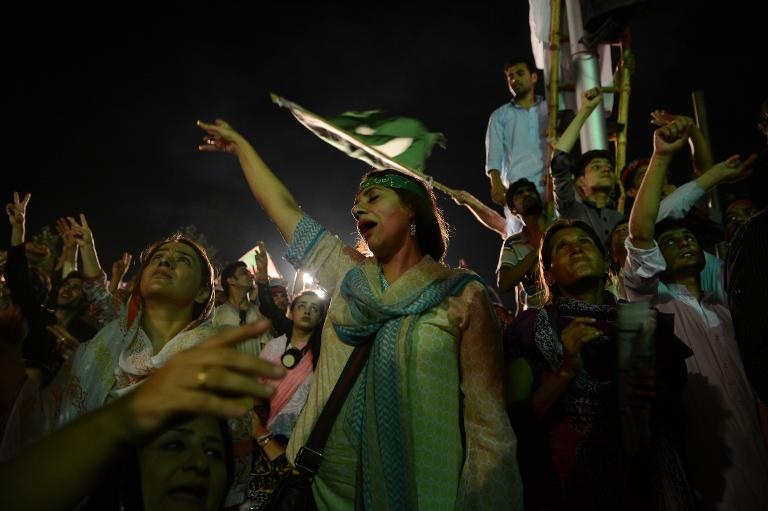 Những người ủng hộ chính trị gia Pakistan Imran Khan nghe các bài hát trong cuộc tuần hành chống chính phủ tại khu vực gần phủ thủ tướng ở thủ đo Islamabad