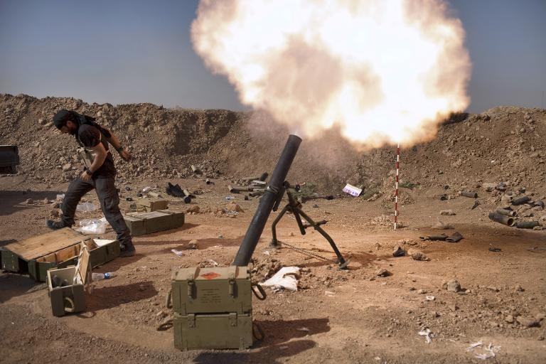 Một chiến binh Iraq trung thành với giáo sĩ dòng Shiite Moqtada al-Sadr Saraya al-Salam bắn súng cối trong cuộc đụng độ với các chiến binh Nhà nước Hồi giáo tại Tuz Khurmatu, Iraq