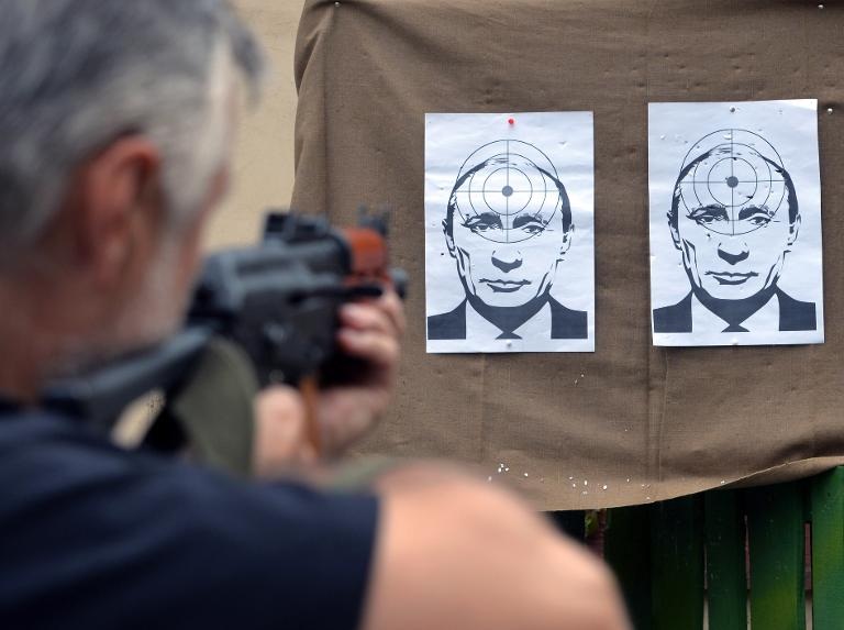 Một người đàn ông bắn vào các mục tiêu là chân dung của Tổng thống Nga Vladimir Putin, ảnh chụp tại Lviv, Ukraine