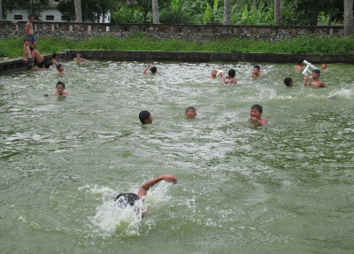 Lớp học bơi của chị Huệ luôn thu hút rất đông  học sinh nghèo tham gia