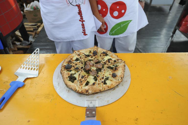 Một sản phẩm dự thi trong cuộc thi vô địch Pizza thế giới lần thứ 13 được tổ chức ở Naples, Italy