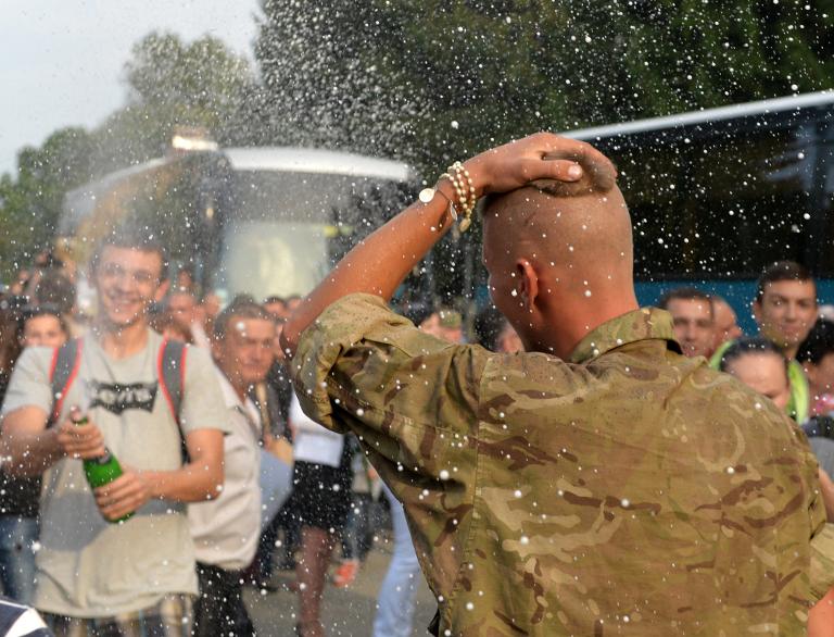 Người dân thành phố Lviv, Ukraina mở 'sâm banh' chào mừng 146 người lính trở về sau thời gian chiến đấu ở miền Đông Ukraina