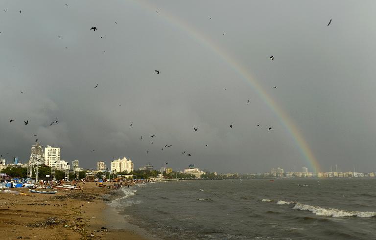 Cầu vồng xuất hiện trên bờ biển ở Mumbai, Ấn Độ