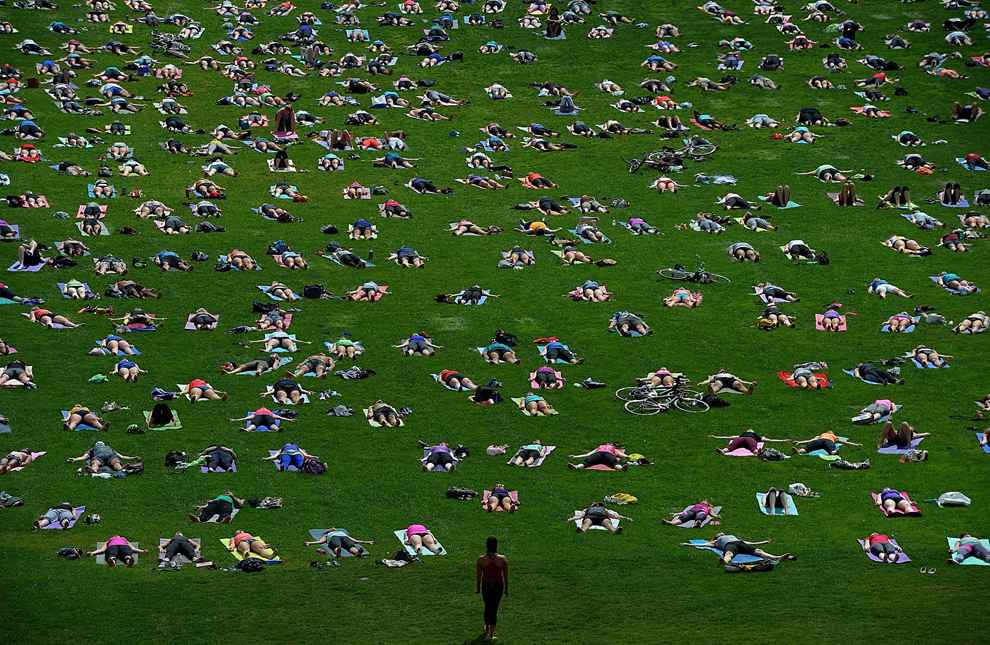 Đám đông tham gia sự kiện “Yoga trên đồi” ở ngọn đồi Parliament Hill, Ottawa, Ontario