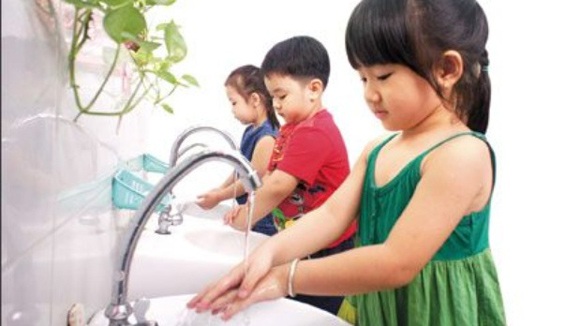 Trẻ đến trường cần được rửa tay thường xuyên để phòng ngừa dịch bệnh