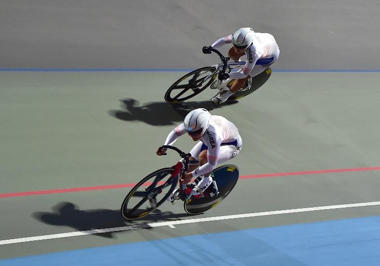 Hai vận động viên Kim Wong-Yeong và Lee Hye-Jin của đội đua xe đạp lòng chảo nữ Hàn Quốc tại Á vận hội 2014 tổ chức ởi Incheon, Hàn Quốc
