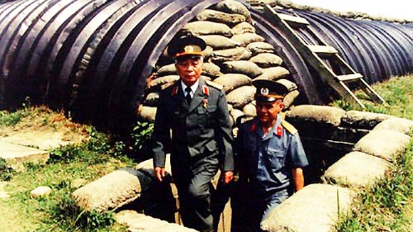 Đại tướng Võ Nguyên Giáp thăm hầm Đờ Cát vào năm 1984