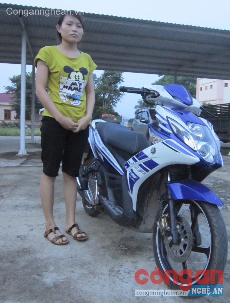 Hà Thị Thương và chiếc xe máy của nạn nhân