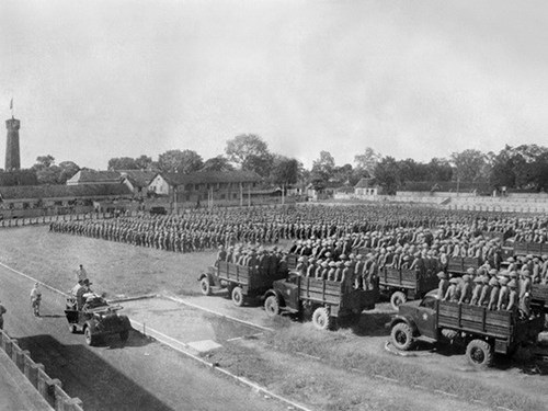  Toàn cảnh lễ Chào cờ tại Cột cờ Hà Nội trong ngày 10-10-1954 Ảnh tư liệu: TTXVNHành quân cấp tốc