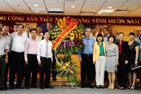 Chủ tịch Ủy ban Trung ương MTTQ Việt Nam Nguyễn Thiện Nhân chúc mừng các doanh nghiệp hàng đầu của Tập đoàn Dệt may Việt Nam. Ảnh: VGP/Từ Lương