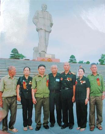 Ban liên lạc Trung đoàn Triệu Hải khu vực  Quỳnh Lưu, TX Hoàng Mai bên tượng đài Bác Hồ