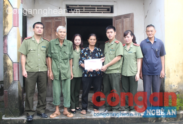 Lãnh đạo cùng Ban chấp hành Đoàn cơ sở, Hội phụ nữ Báo Công an Nghệ An tặng quà cho gia đình bà Võ Thị Nhung