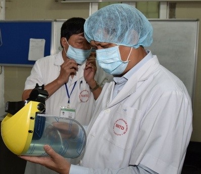 Thứ trưởng Nguyễn Thanh Long kiểm tra công tác chống nhiễm khuẩn, dự phòng lây chéo và trang phục phòng hộ cá nhân chuẩn cho nhân viên tại BV Bệnh nhiệt đới TW. Ảnh: VGP/Hiền Minh 