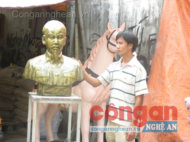 Anh Lê Xuân Giáp với bức điêu khắc về Bác Hồ
