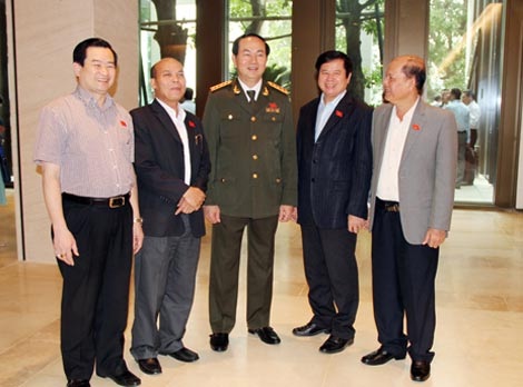 Bộ trưởng Trần Đại Quang cùng các đại biểu bên lề phiên họp ngày 25/10 của Quốc hội.