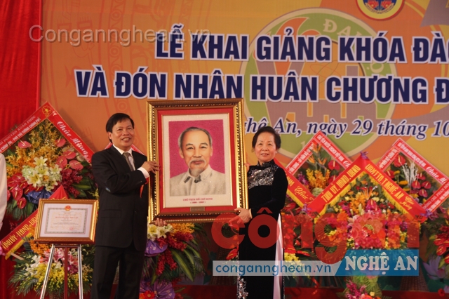 Phó Chủ nước Nguyễn Thị Doan trao tặng Huân chương Độc lập hạng Nhất và ảnh Bác Hồ cho Đại học Vinh