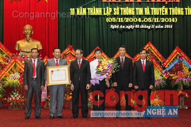 Thừa ủy quyền Chủ tịch nước, đồng chí Trần Hồng Châu trao tặng Huân chương Lao động hạng Ba cho Sở TT&TT Nghệ An