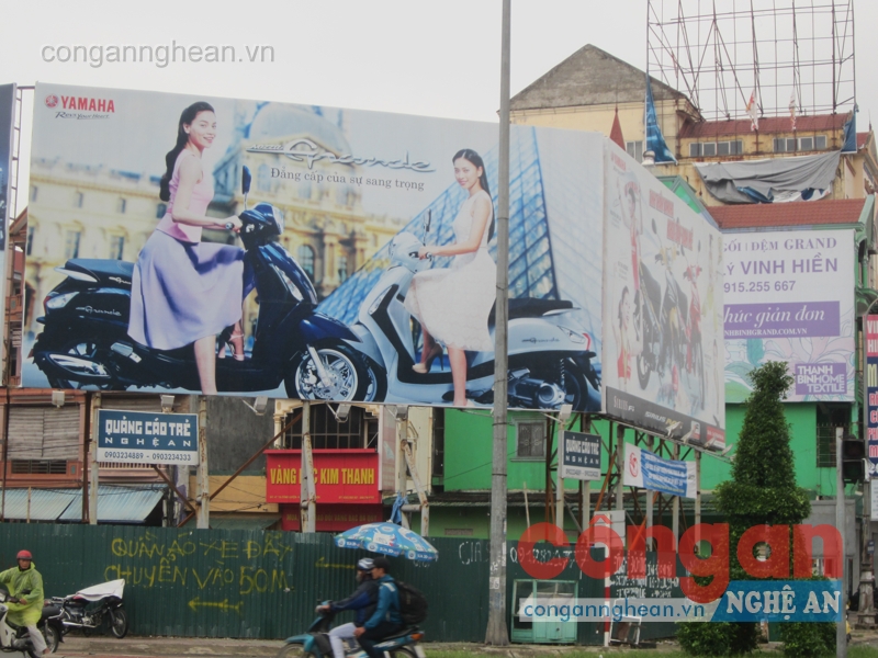 Tràn lan biển quảng cáo tại các đoạn đường quanh chợ Vinh