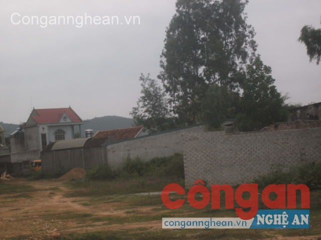 Lấn chiếm đất rừng để xây nhà tại khối 16, phường Quỳnh Xuân