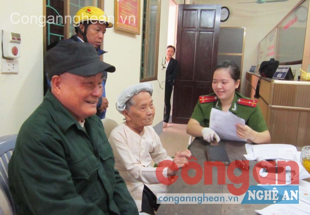 Vợ chồng ông Lê Văn Nhâm được cán bộ tại “Bộ phận một cửa” Công an tỉnh đón tiếp niềm nở, phục vụ tận tình  