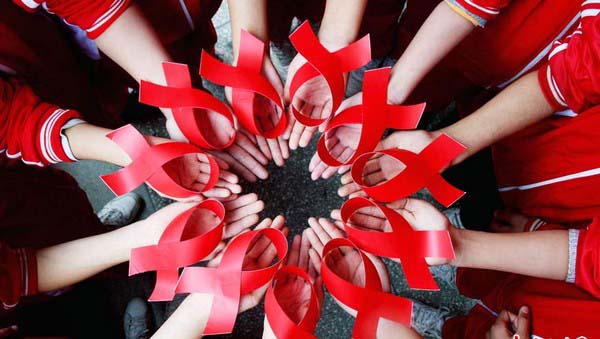 Hãy giúp những người nhiễm HIV vượt qua mặc cảm, sự kỳ thị để họ vươn lên trong cuộc sống - Ảnh minh họa
