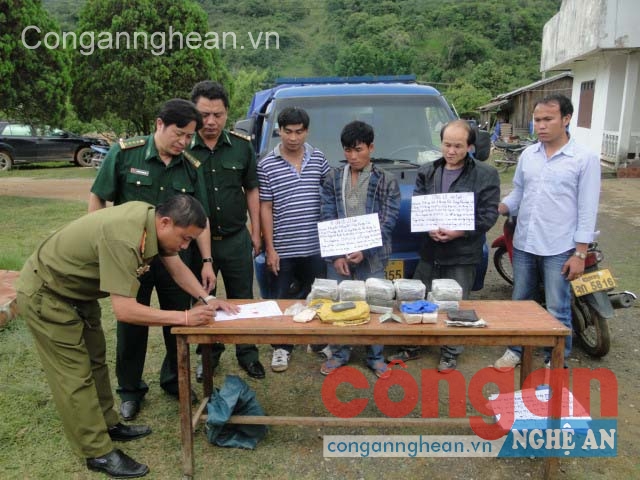 Lực lượng Biên phòng Nghệ An và Công an Lào làm thủ tục di lý  các đối tượng trong Chuyên án 332VL về Việt Nam 
