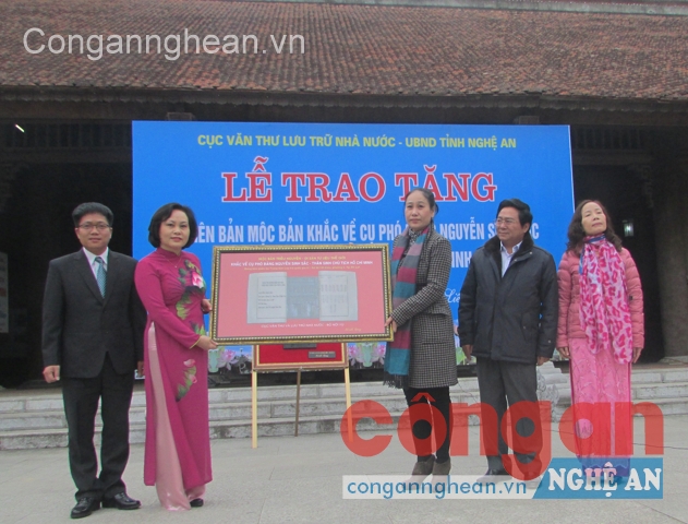 Đại diện Cục Văn thư Lưu trữ Nhà nước trao tặng  tấm mộc bản cho tỉnh Nghệ An
