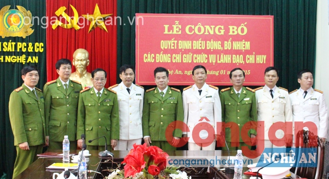 Các đồng chí trong Ban Thường vụ Đảng ủy Cảnh sát PC&CC tỉnh chụp ảnh lưu niệm cùng các đồng chí được bổ nhiệm