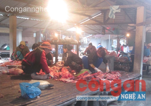 Một số quầy hàng bán thịt trâu, bò, lợn tại chợ Mới Dâu,  xã Nghi Phú (Ảnh chụp lúc 6 giờ 3 phút ngày 28/12/2014)