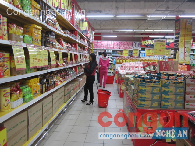 Tại các siêu thị, hầu hết khách hàng lựa chọn sản phẩm bánh, mứt, kẹo của các hãng uy tín như: Hữu Nghị, Bibica, Kinh Đô…