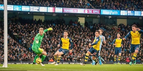 Giroud (ngoài cùng bên phải) ấn định chiến thắng 2-0 cho Arsenal