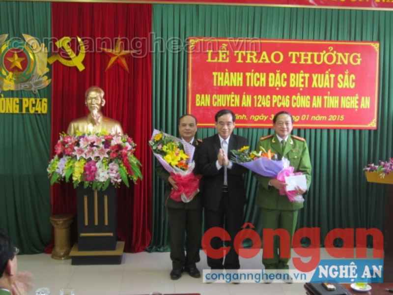 Đồng chí Phó Chủ tịch UBND tỉnh tặng hoa, trao thưởng chúc mừng Ban chuyên án